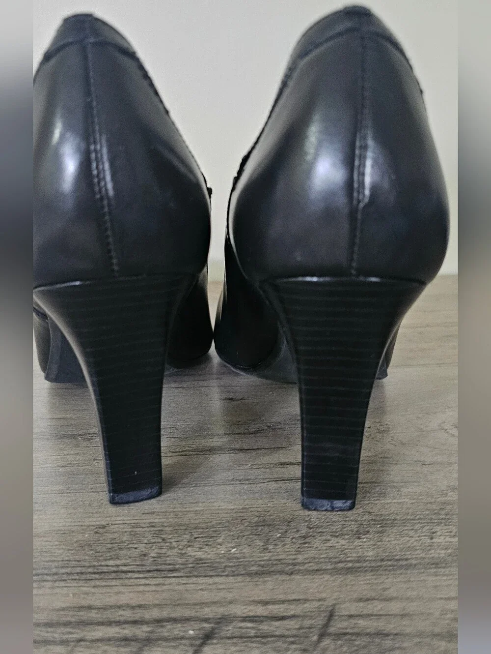 UNISA Black Leather Pointed Toe Mid Heel Pumps 9 1/2